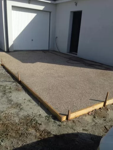 Terrasse et coffrage de béton désactivé de couleur marron clair à Audange par Maçonnerie Jérôme Lucat, Bazas, Maçonnerie Jérôme Lucat