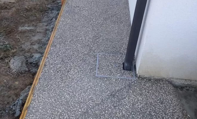 Terrasse et coffrage de béton désactivé de couleur marron clair à Audange par Maçonnerie Jérôme Lucat, Bazas, Maçonnerie Jérôme Lucat