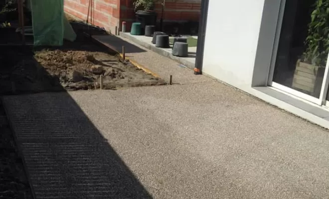 Terrasse et coffrage de béton désactivé de couleur marron clair à Audange par Maçonnerie Jérôme Lucat, Bazas, Maçonnerie Jérôme Lucat