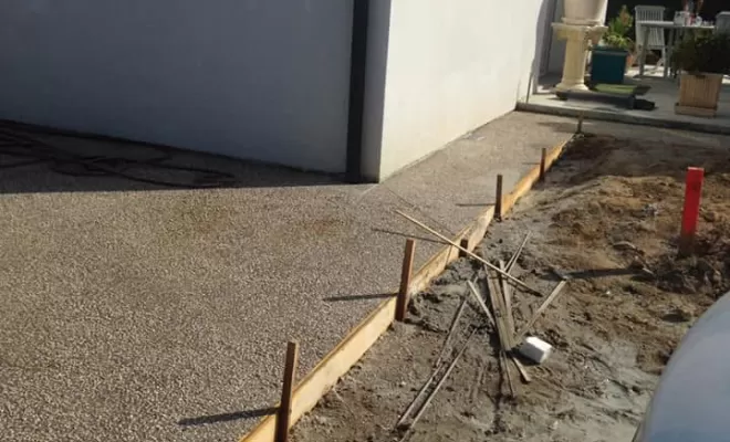 Terrasse et coffrage de béton désactivé de couleur marron clair à Audange par Maçonnerie Jérôme Lucat, Bazas, Maçonnerie Jérôme Lucat